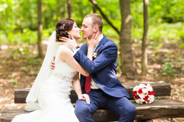 Gelin ve damat onların düğün günü romantik bir an olması