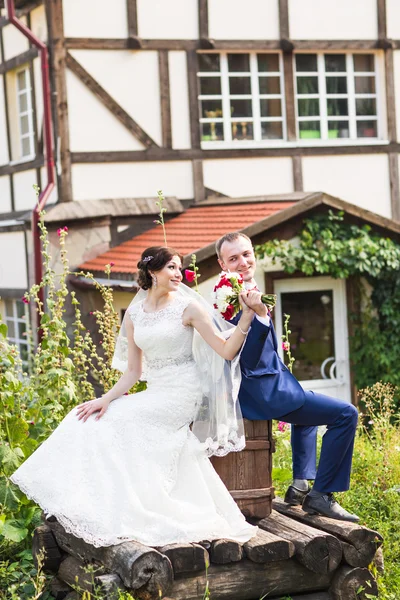 Sposo e sposo avere un momento romantico il giorno del loro matrimonio — Foto Stock