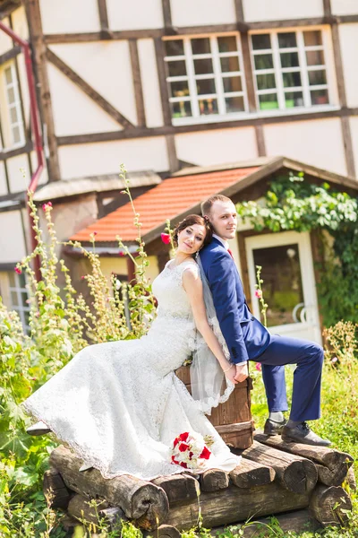 Sposo e sposo avere un momento romantico il giorno del loro matrimonio — Foto Stock