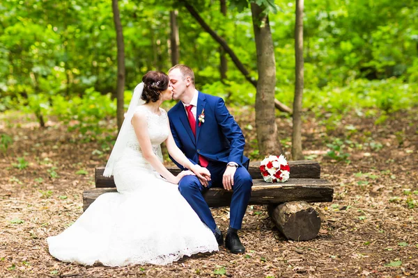 Mariés ayant un moment romantique le jour de leur mariage — Photo