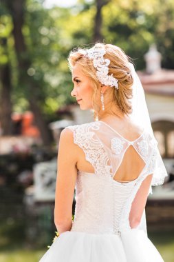 Açık havada bir parkta güzel gelin.