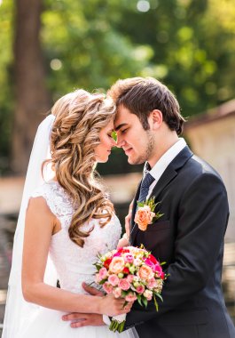 Sadece evli çift kucakladı