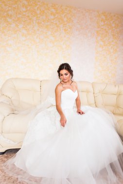 İç kanepede oturan güzel gelin