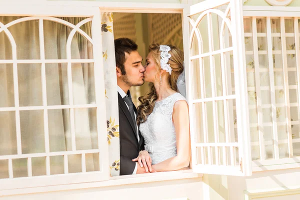 웨딩, 아름 다운 로맨틱 신부와 신랑의 키스 — 스톡 사진