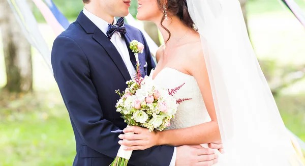 Beau bouquet de mariage dans la main des mariées — Photo