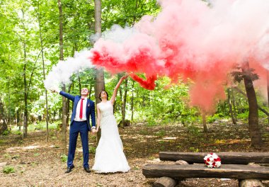 Düğün çifti eğleniyor ve parkta yürüyüş