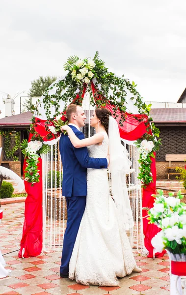 Schönes kaukasisches Paar hat gerade geheiratet — Stockfoto