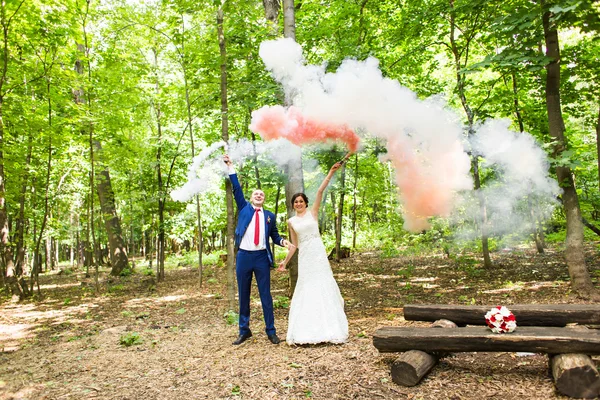 Casamento casal se divertindo e caminhar no parque — Fotografia de Stock