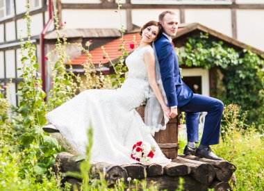 Gelin ve damat onların düğün günü romantik bir an olması