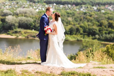 Gelin ve damat onların düğün günü romantik bir an olması