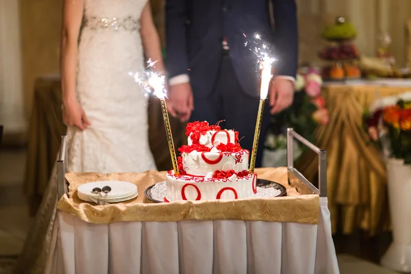 Noiva e noivo com bolo na recepção do casamento — Fotografia de Stock