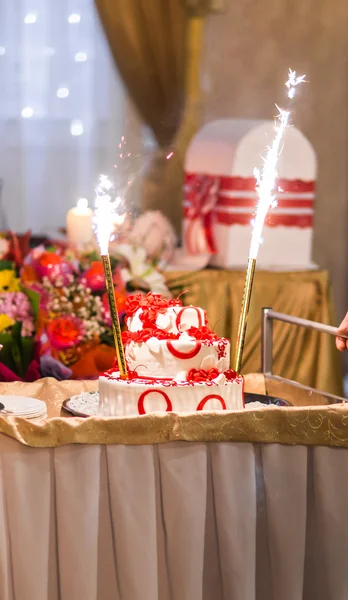 Svatební dort s červenou růží — Stock fotografie