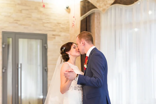 Noiva feliz e noivo em seu casamento interior — Fotografia de Stock