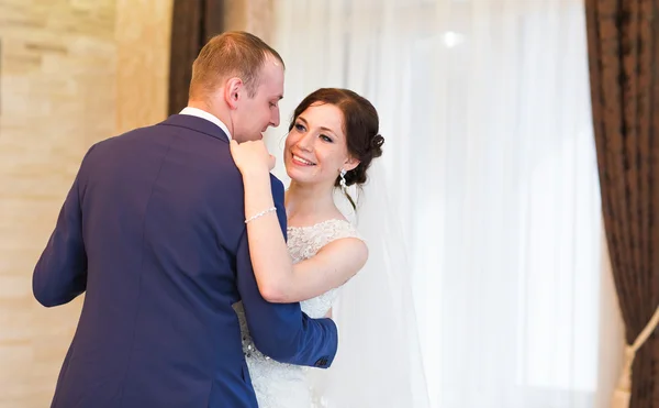 Noiva feliz e noivo em seu casamento interior — Fotografia de Stock