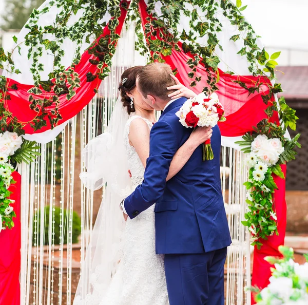 Schönes kaukasisches Paar hat gerade geheiratet — Stockfoto