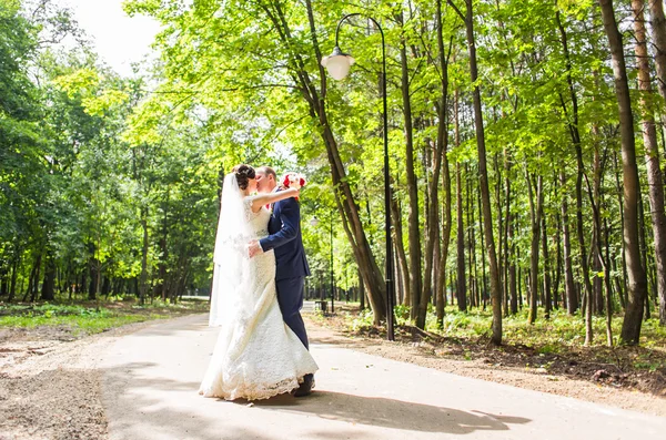 Mariés ayant un moment romantique le jour de leur mariage — Photo