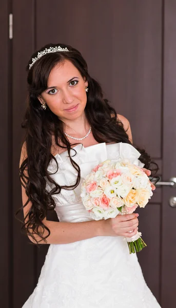 아름 다운 신부 웨딩 드레스와 부케 꽃, 실내의 초상화에 여자 — 스톡 사진