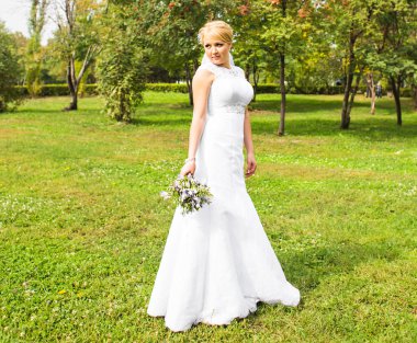 Güzel gelin düğün gününde poz veriyor