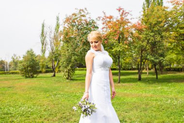 açık havada çok güzel bir gelin