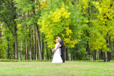 Sadece evli çift kucakladı