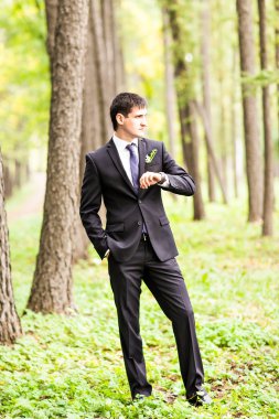 muhteşem mutlu zarif damat açık havada onun gözetiminde arıyorsunuz