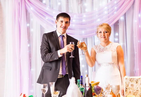 Novia y novio disfrutando de la comida en la recepción de la boda — Foto de Stock