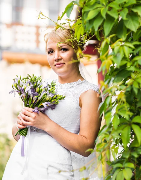 Krásná nevěsta pózuje v její svatební den — Stock fotografie