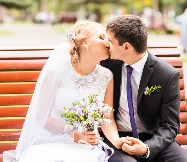 Schönes romantisches Hochzeitspaar küsst und umarmt sich im Freien — Stockfoto