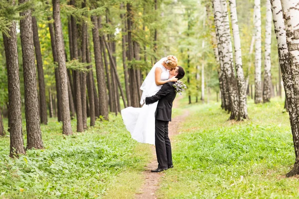 Hermosa boda romántica pareja besos y abrazos al aire libre —  Fotos de Stock