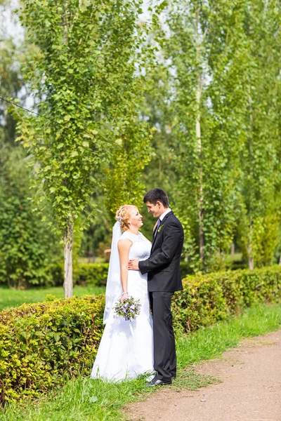 Apenas casal abraçado — Fotografia de Stock