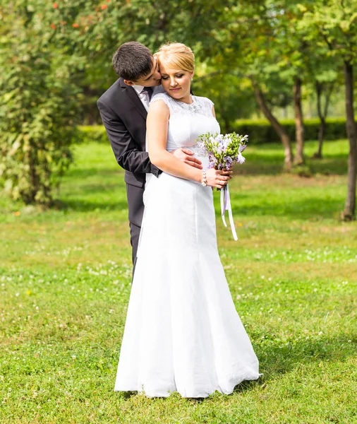 Casal bonito ao ar livre. Beijam-se e abraçam-se — Fotografia de Stock