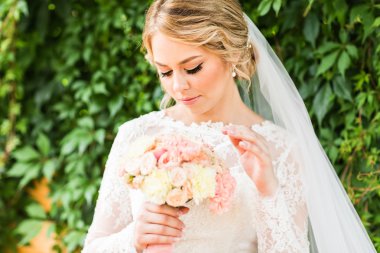 Gelinlerin elinde güzel bir buket.