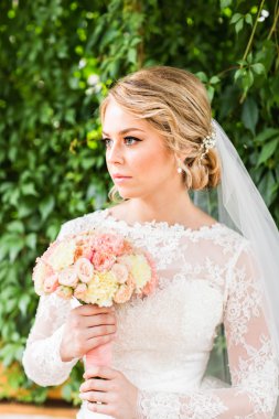 Gelinlerin elinde güzel bir buket.