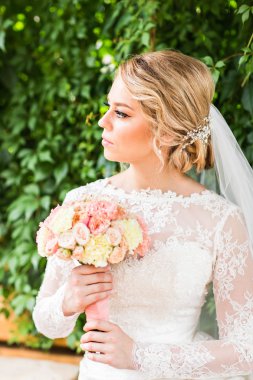 Gelinlerin elinde güzel bir buket.