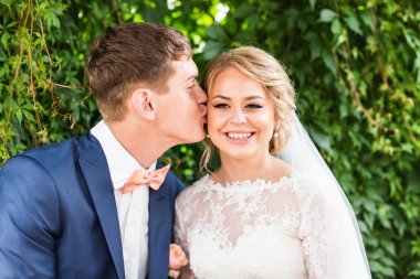 Romantik anlar açık havada zevk genç Düğün çifti