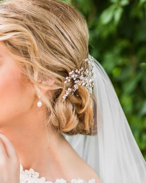 Huwelijksdecoratie in het haar van een bruid — Stockfoto