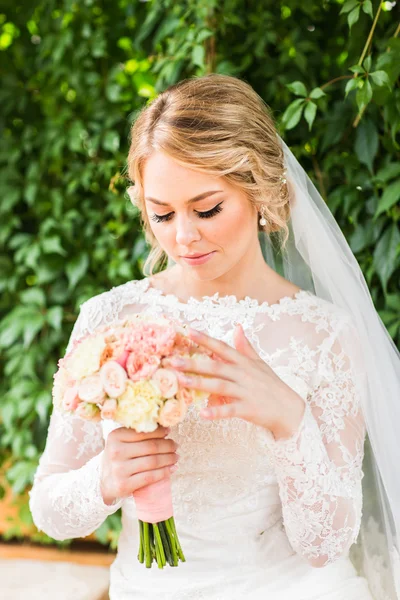 Bouquet de casamento agradável na mão noivas — Fotografia de Stock