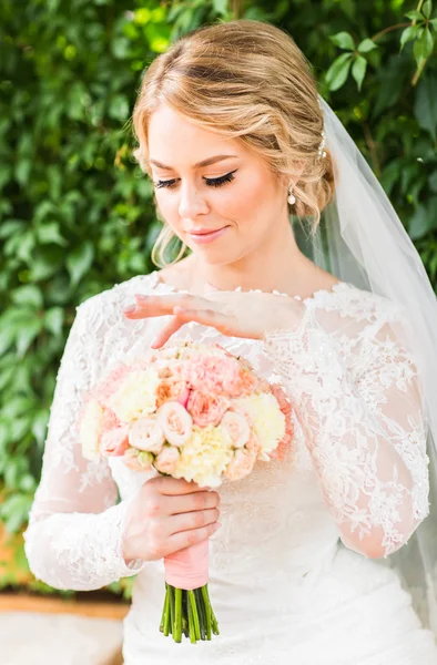 Bouquet de casamento agradável na mão noivas — Fotografia de Stock