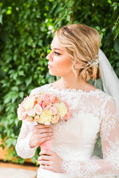 Gelinlerin elinde güzel bir buket.