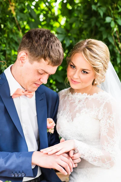 Casal jovem desfrutando de momentos românticos ao ar livre — Fotografia de Stock