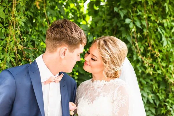 Casal jovem desfrutando de momentos românticos ao ar livre — Fotografia de Stock