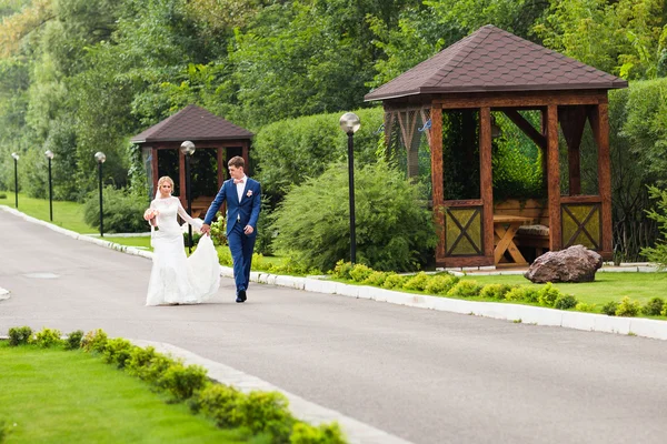 Bruid en bruidegom is bruiloft buitenshuis genieten — Stockfoto