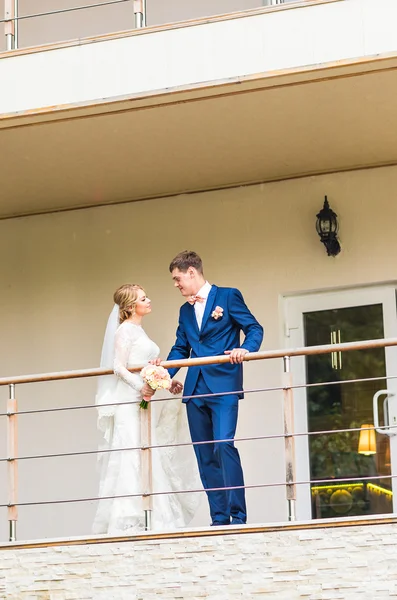 A noiva e o noivo em um balcão — Fotografia de Stock