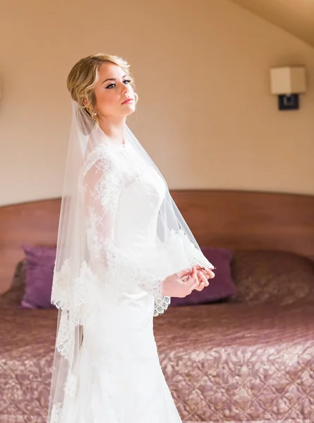 Retrato de noiva bonita atraente jovem. Vestido de casamento . — Fotografia de Stock