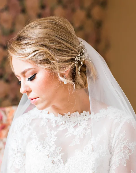 Mooie bruid in witte trouwjurk — Stockfoto