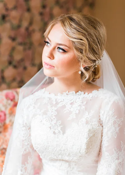 Krásná nevěsta v bílých svatebních šatech — Stock fotografie
