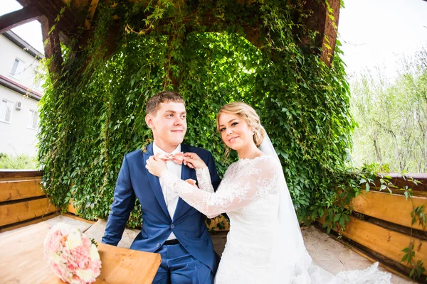 Elegante bruid en bruidegom poseren samen buiten op een trouwdag — Stockfoto