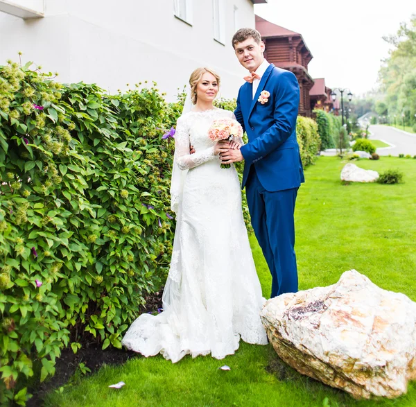 Elegante bruid en bruidegom poseren samen buiten op een trouwdag — Stockfoto