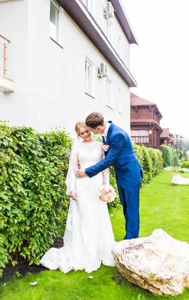 Eleganti sposi che posano insieme all'aperto il giorno del matrimonio — Foto Stock