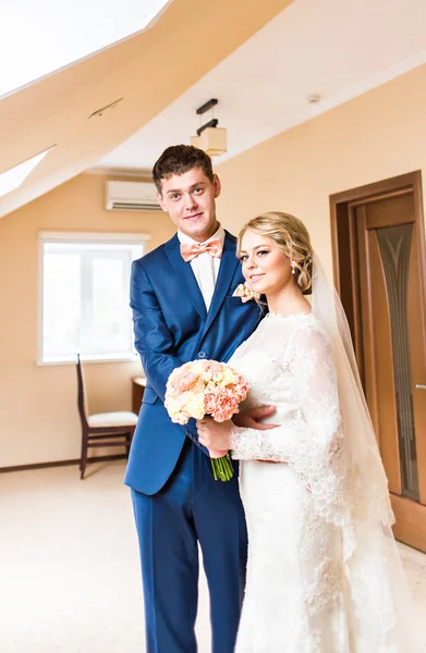 Bela noiva e noivo está desfrutando de casamento — Fotografia de Stock